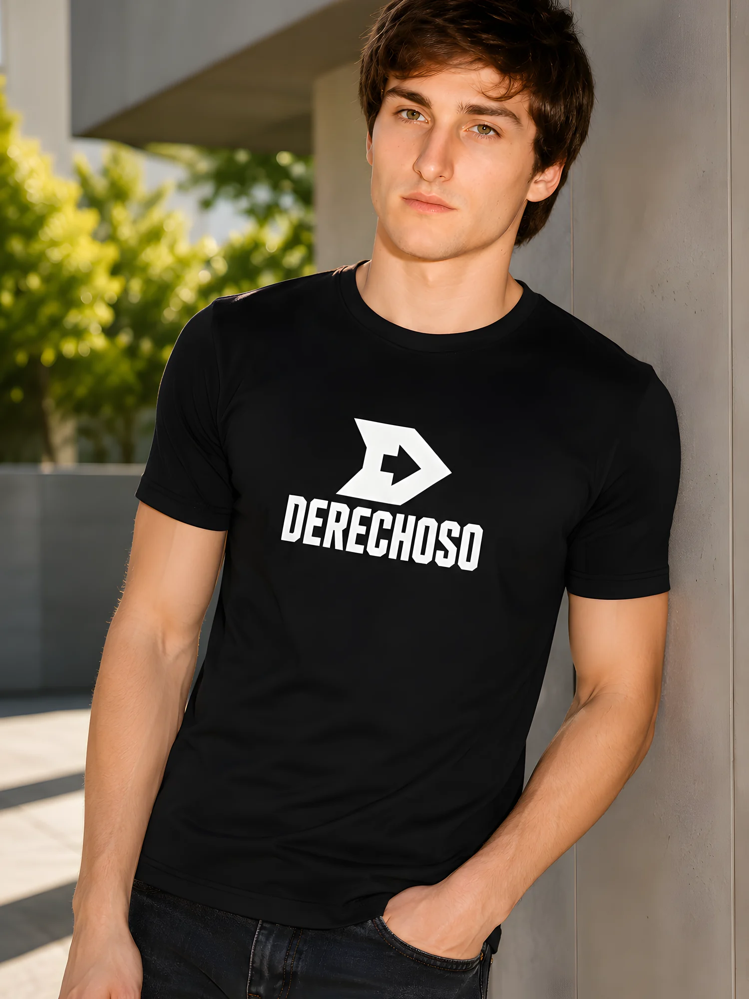 Chico con polo negro DERECHOSO